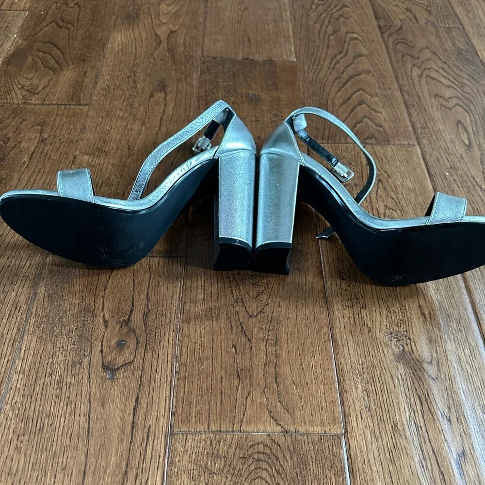 NWOT Steve maddens women’s open toed heels size 7.5 in silver - Picture 4 of 4
